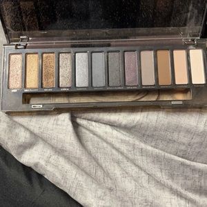 Smokey eyeshadow palette